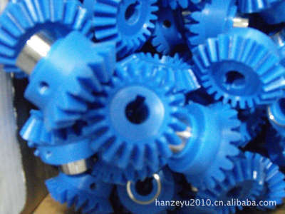 昆山模具城高精度帶分度頭銑床加工傘齒輪與花鍵軸